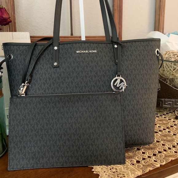large jet set travel tote & clutch 🖤 last one - Picture 2 of 5